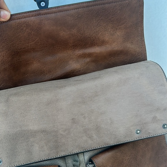 New AUTHENTIC GUESS Mens Leather Messenger/Canvas Travel Bag Camo - Picture 4 of 13